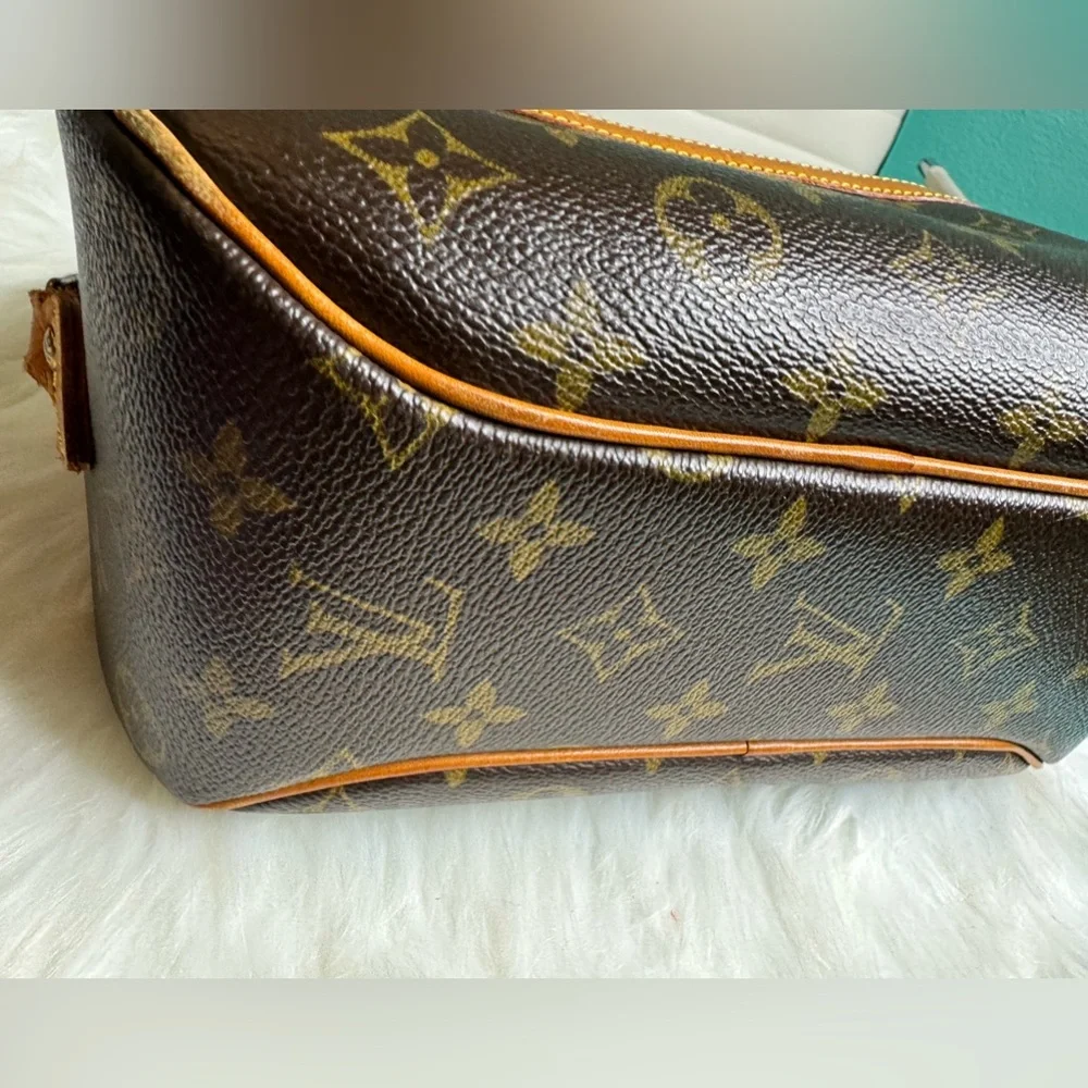 [SOLD] LV Monogram Crossbody Bag - Picture 11 of 16